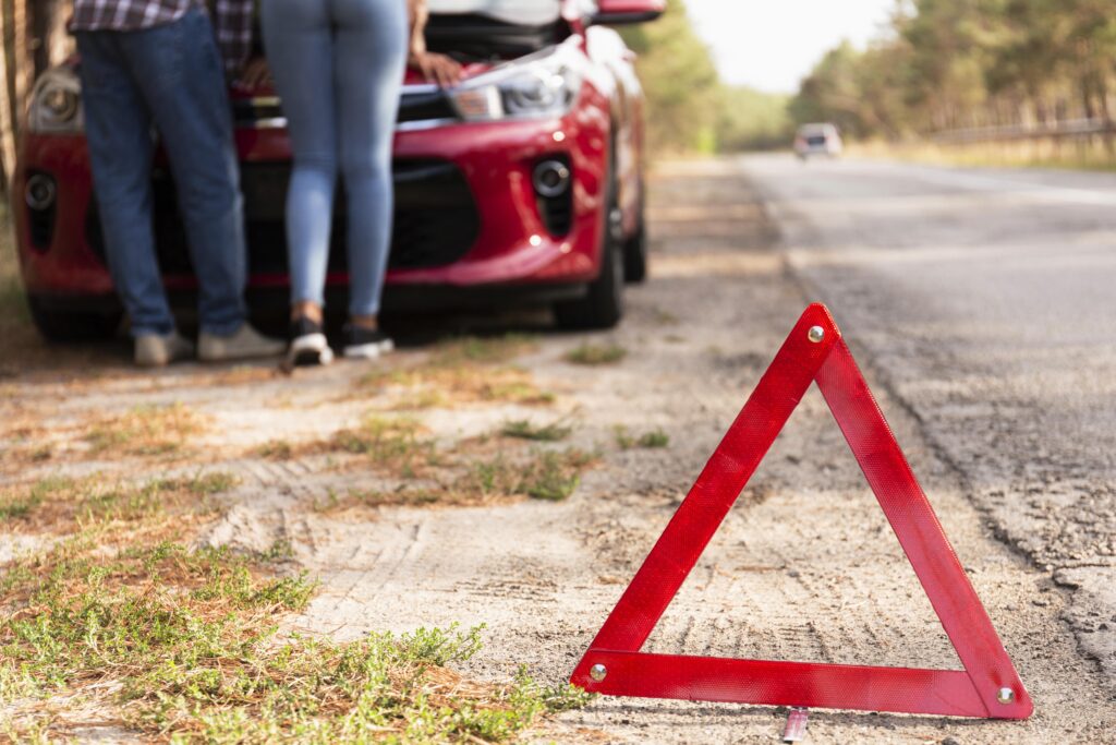 Seguradora destaca importância da manutenção preventiva de veículos no "Maio Amarelo" 2 red triangle sign road car problems while traveling Freepik