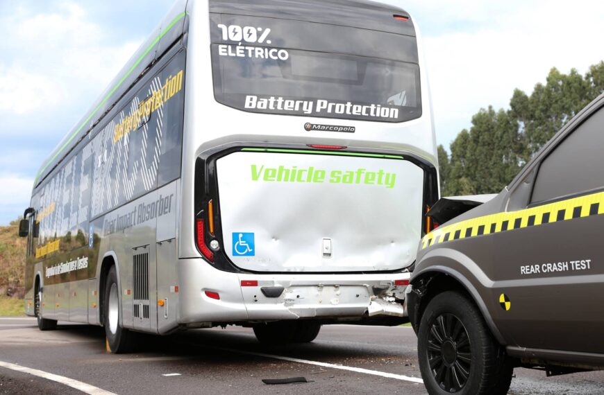 Marcopolo realiza primeiro Crash Test traseiro em ônibus elétrico no Brasil