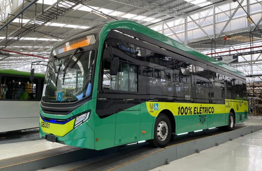 Curitiba inicia operação comercial de ônibus elétricos