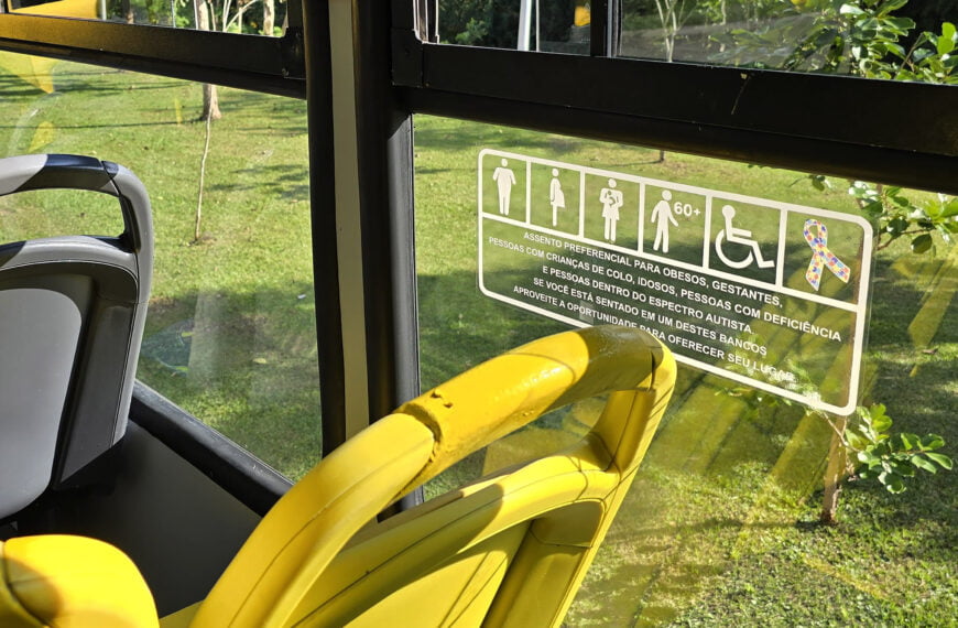 Ônibus passam a contar com acentos preferenciais para autistas no PR
