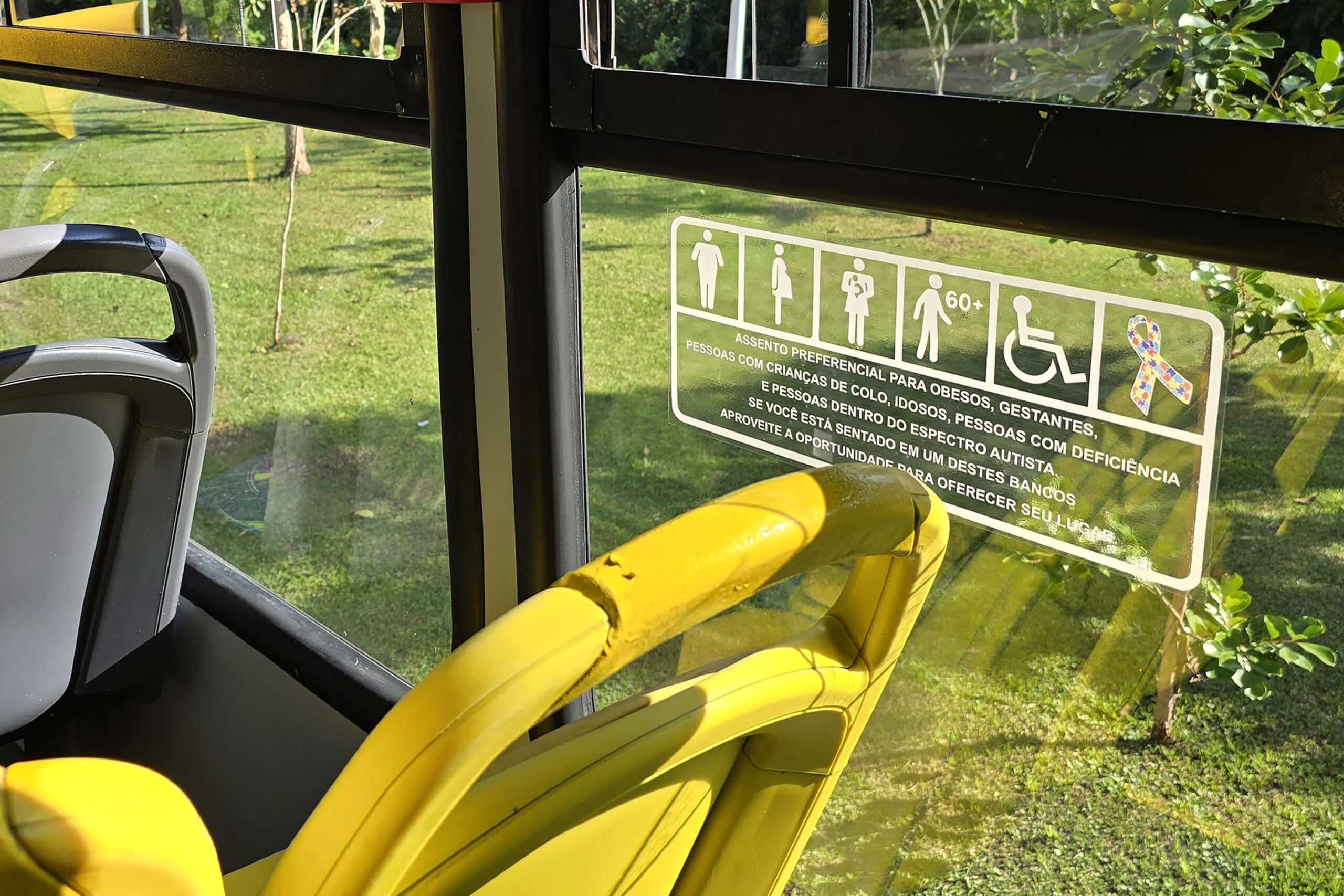 Ônibus passam a contar com acentos preferenciais para autistas no PR