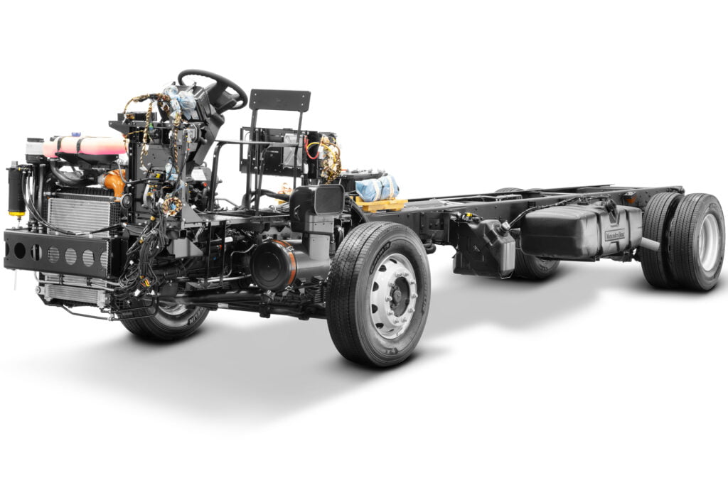 Mercedes-Benz lança novo chassi de ônibus OF-1621 voltado para o fretamento 2 Divulgacao MBB