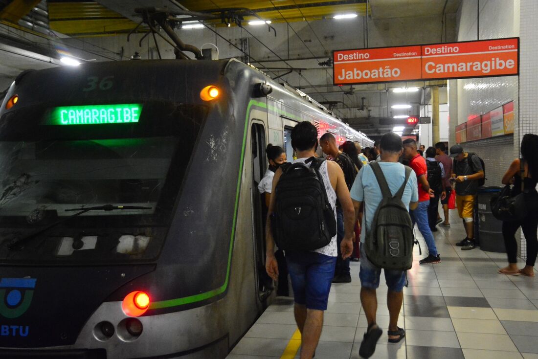 Problema elétrico fecha estações da linha Centro do metrô no Recife