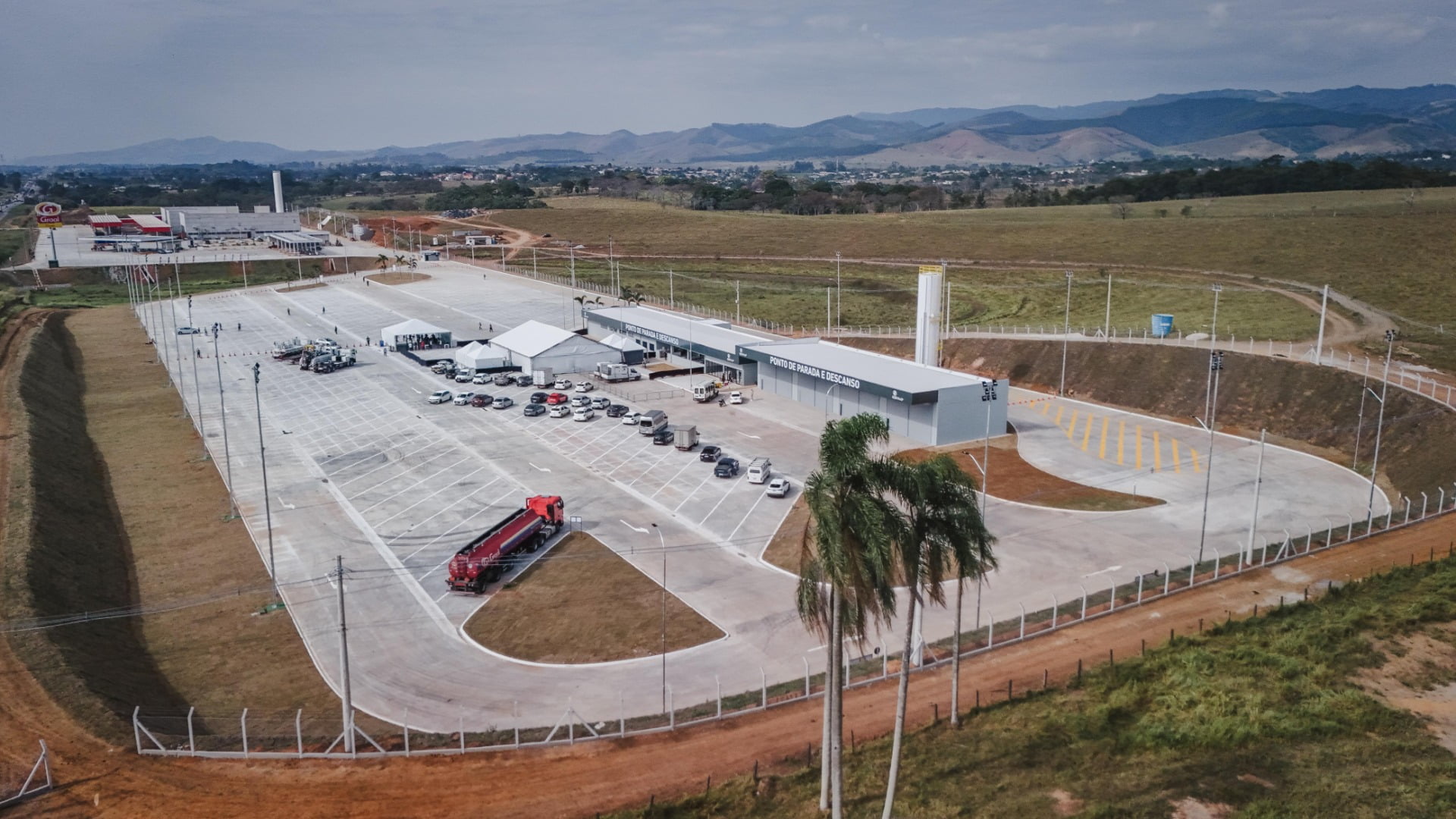 Novo ponto de parada e descanso para caminhoneiros é inaugurado na Via Dutra