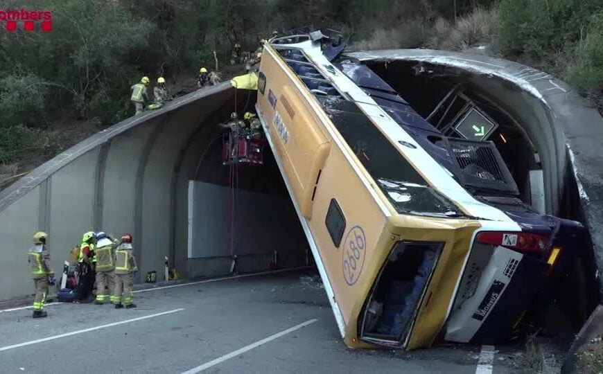 Ônibus capota em rodovia da Espanha e deixa dezenas de feridos