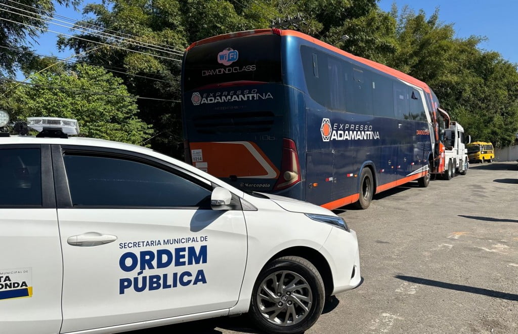 Agentes da Secretaria de Ordem Pública removem ônibus abandonado em Volta Redonda 2 Reproducao