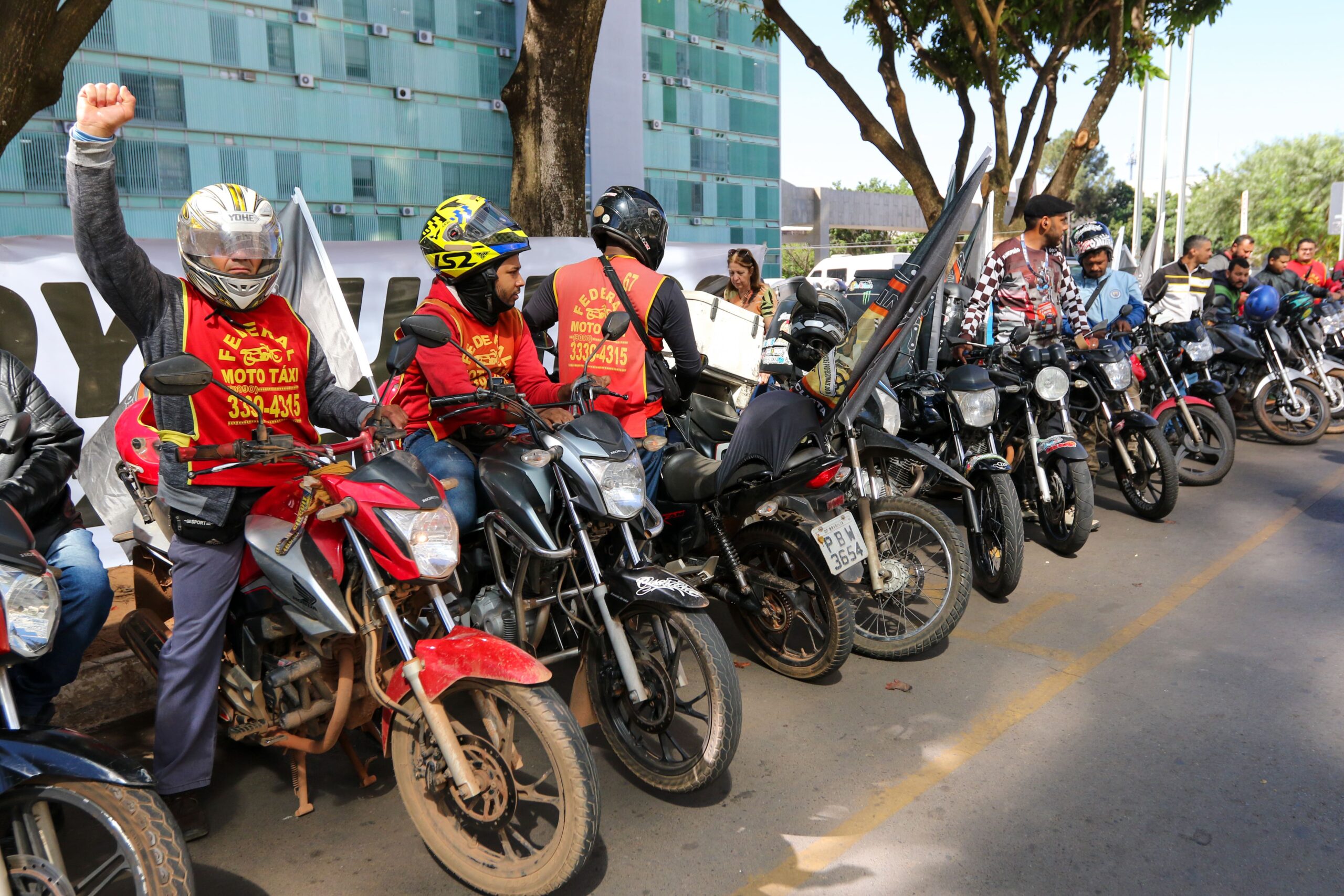 Projeto de Lei no Senado propõe uso de aplicativos para serviço de mototáxi