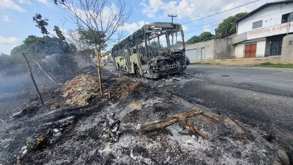 Ônibus pega fogo e fica completamente destruído em Teresina 1 Pedro Lima G1 PI