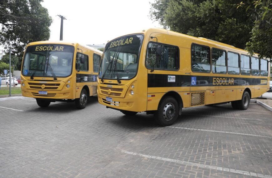 Governo do RN entrega 21 novos ônibus escolares