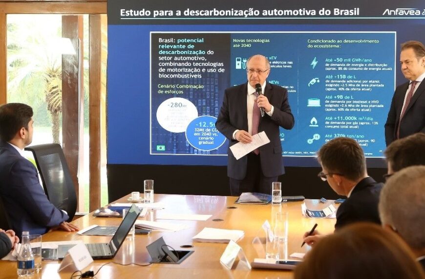 Anfavea atualiza estudo sobre descarbonização automotiva e entrega a vice-presidente