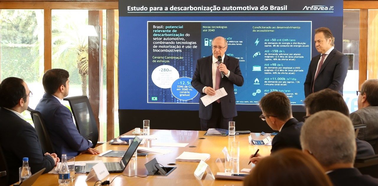 Anfavea atualiza estudo sobre descarbonização automotiva e entrega a vice-presidente
