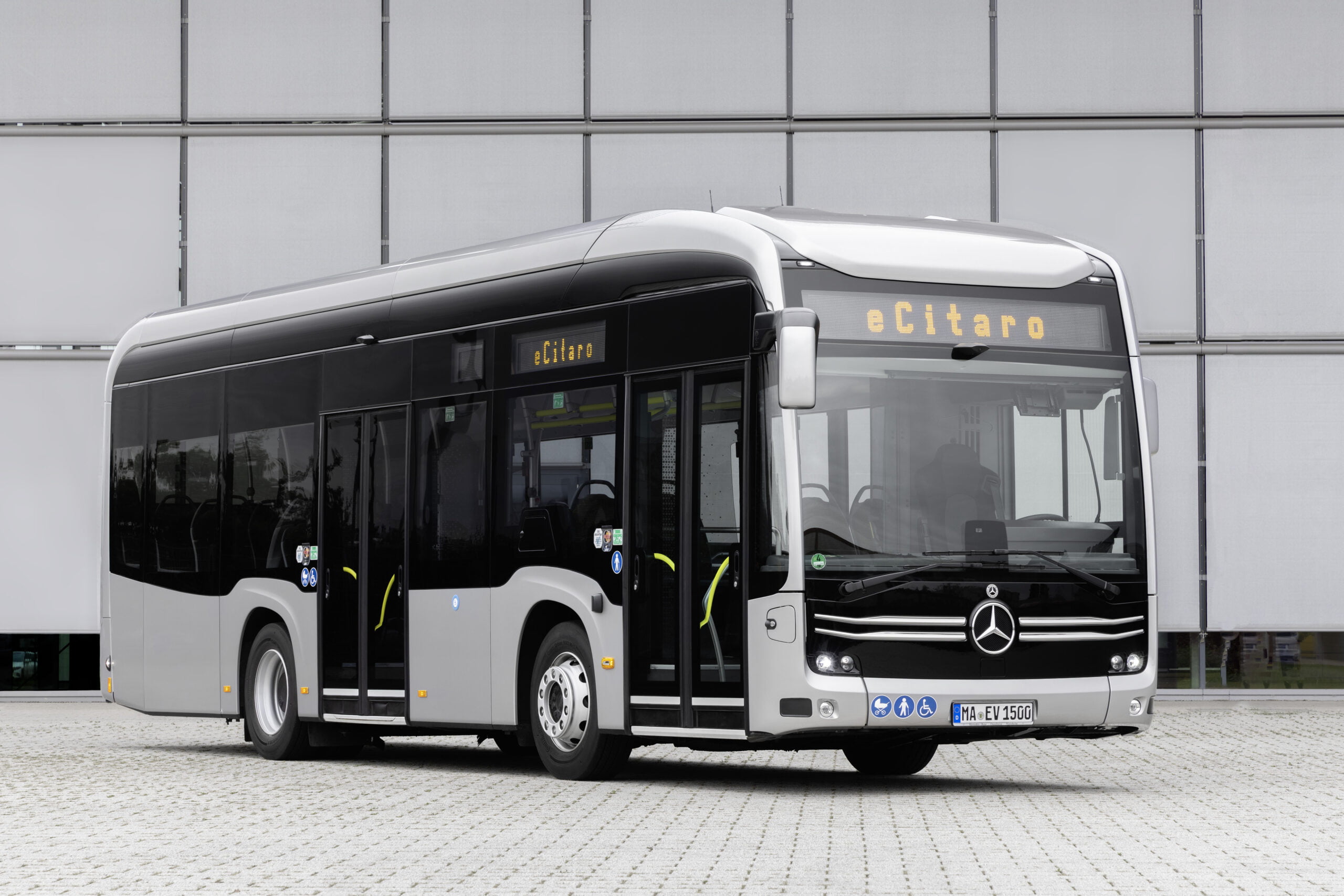 Mercedes-Benz apresenta o ônibus elétrico eCitaro K em feira na Alemanha