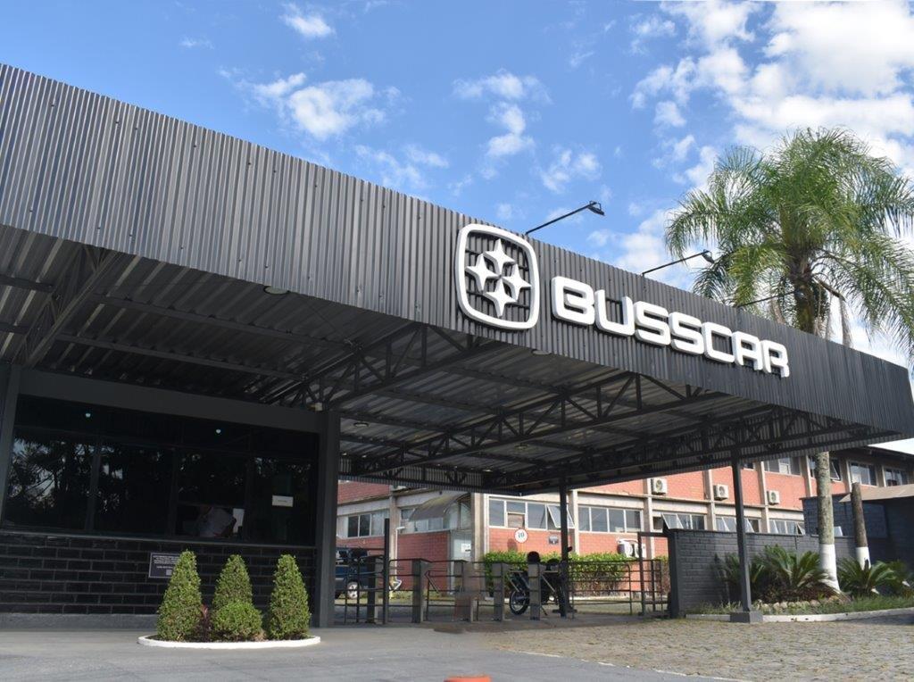 Busscar aproveita experiência de ex-funcionários aposentados para capacitar novas gerações 5 Fachada editada Busscar