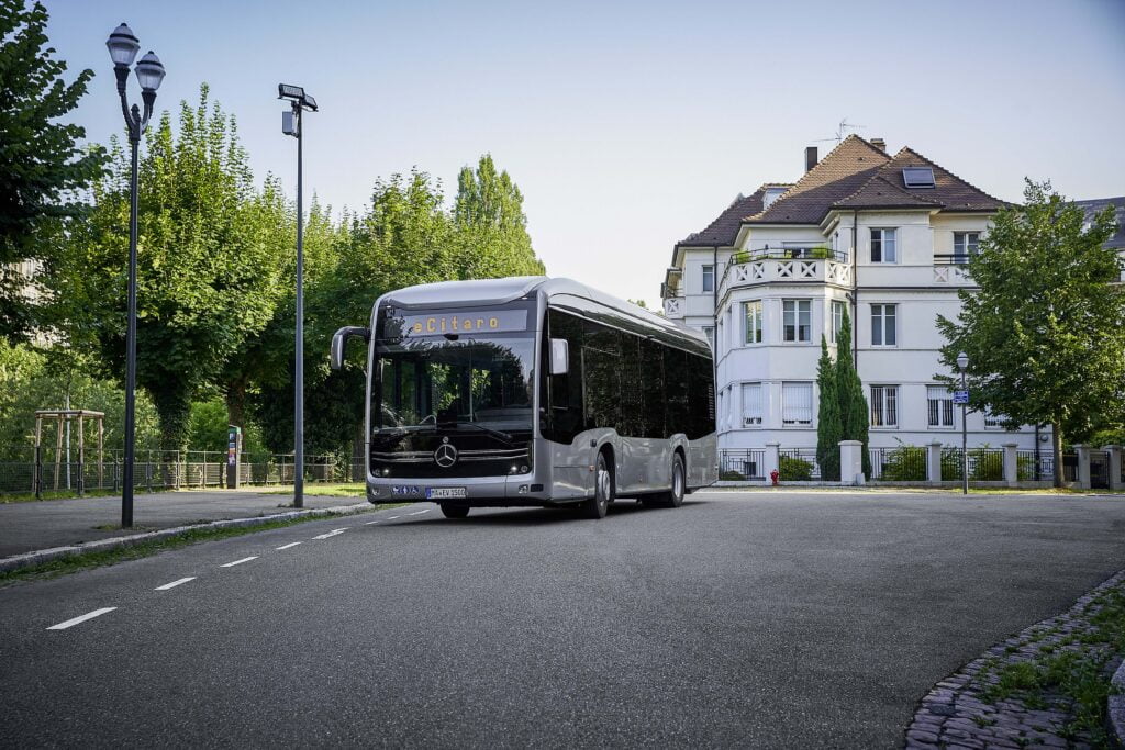 Mercedes-Benz apresenta o ônibus elétrico eCitaro K em feira na Alemanha