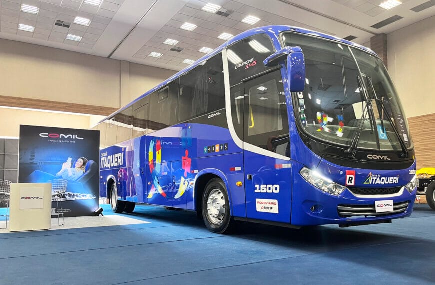Comil expõe modelos de ônibus em evento de fretamento