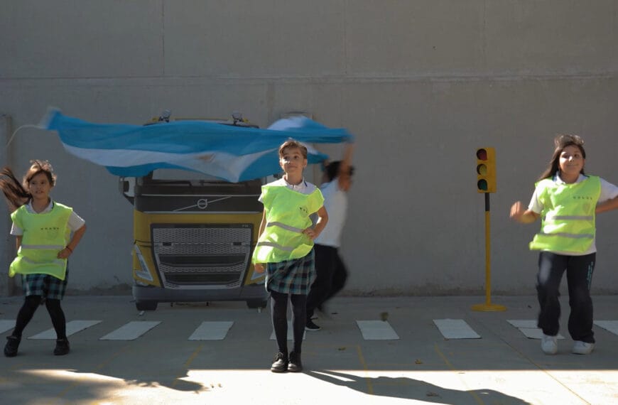 Volvo lança treinamento remoto da campanha "Pare, Olhe, Acene" para educadores e instrutores de transporte