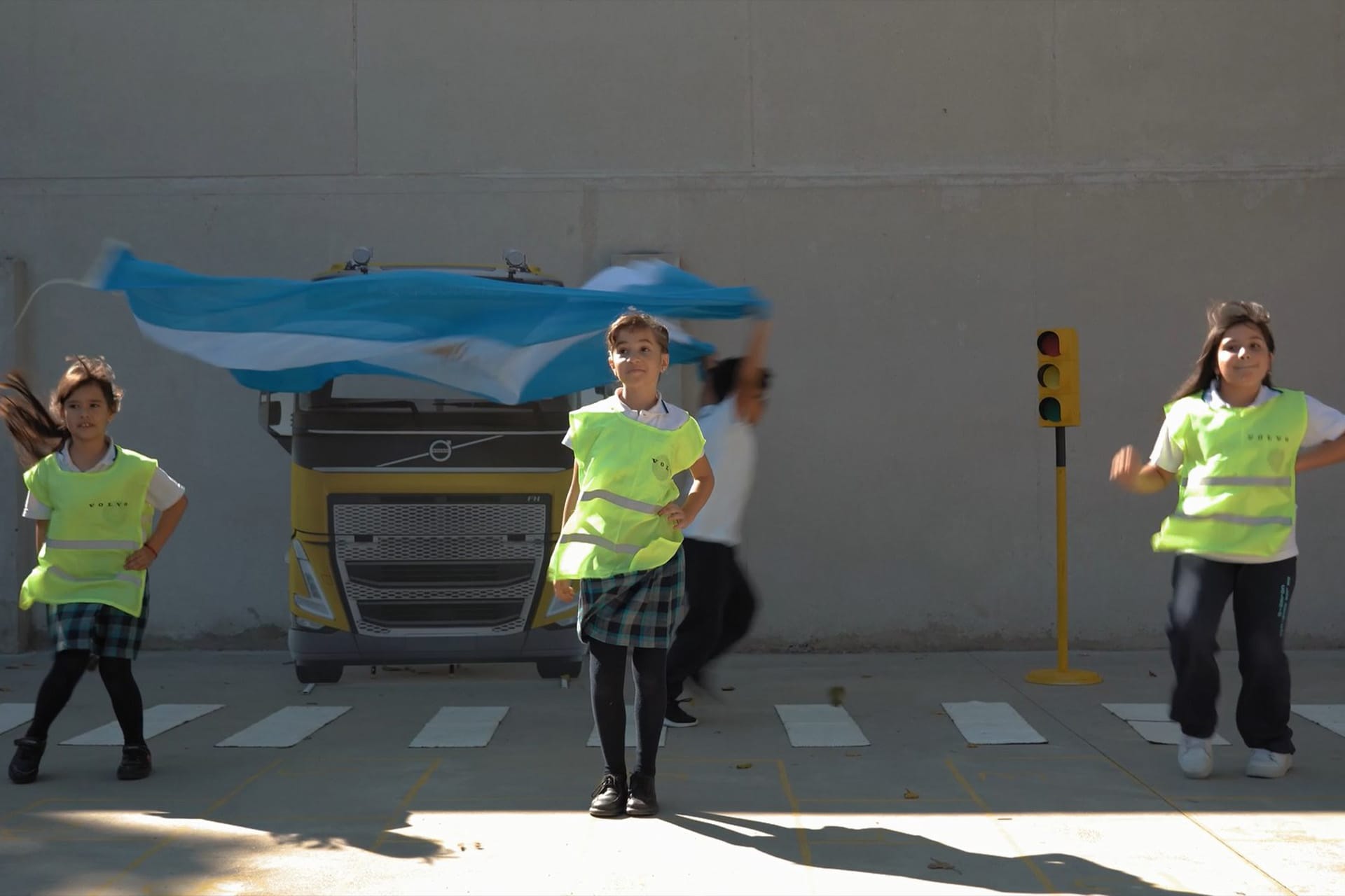 Volvo lança treinamento remoto da campanha "Pare, Olhe, Acene" para educadores e instrutores de transporte