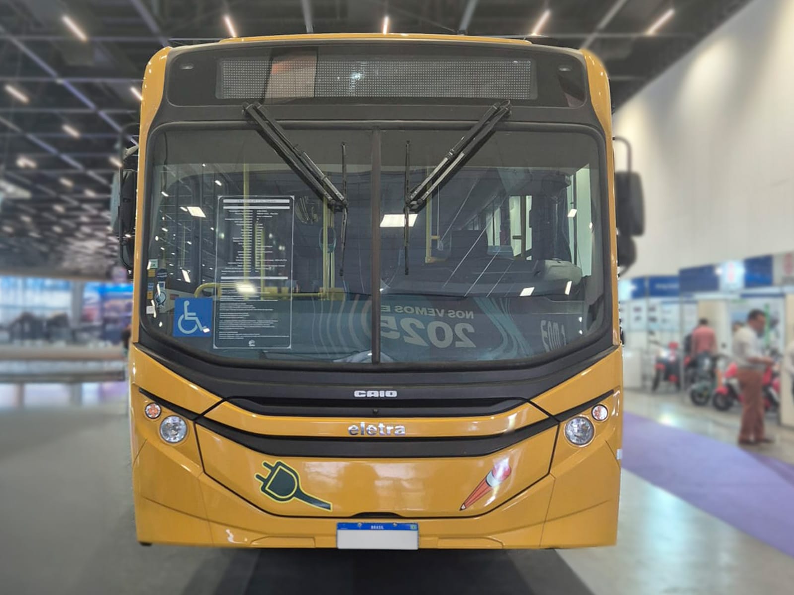 Caio e Eletra apresentam ônibus escolar elétrico no Salão da Mobilidade Elétrica em São Paulo