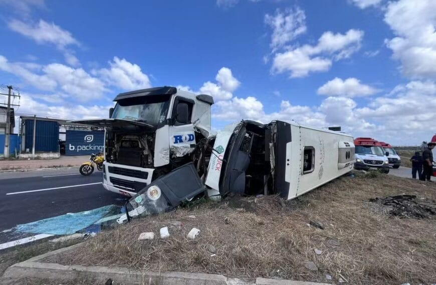 Acidente entre ônibus e caminhão deixa 12 turistas feridos em São José de Mipibu