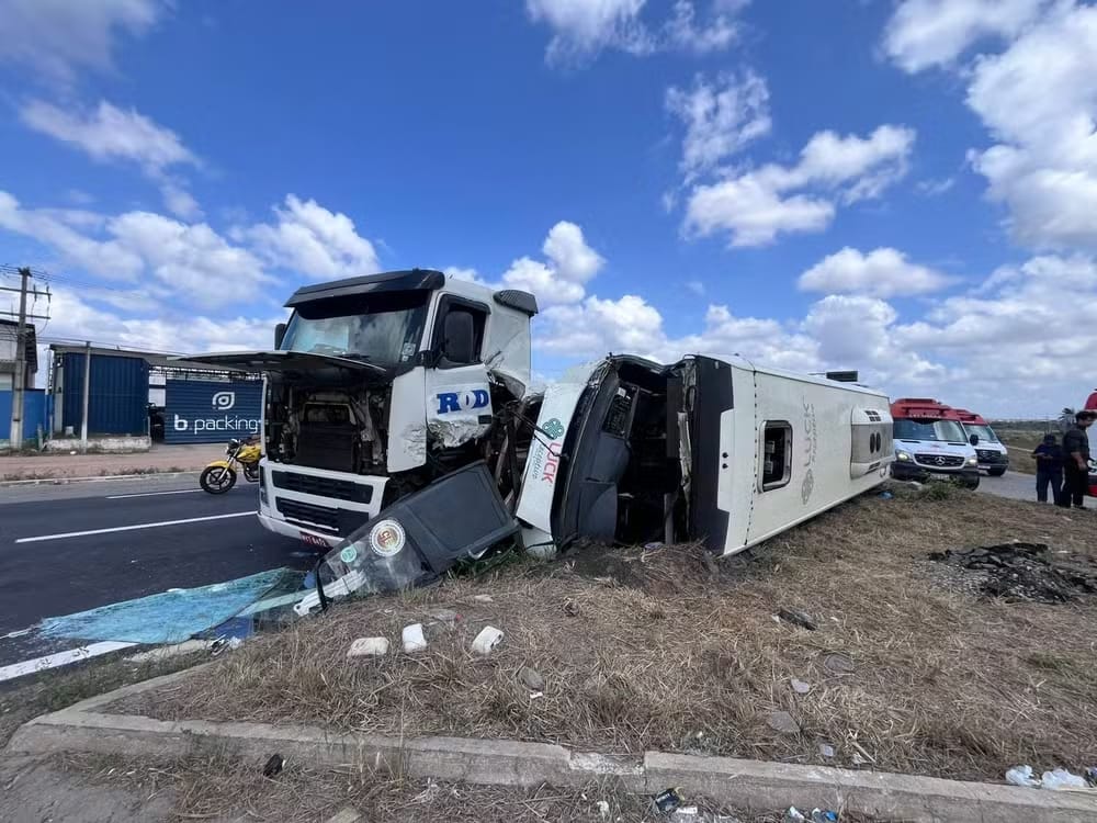 Acidente entre ônibus e caminhão deixa 12 turistas feridos em São José de Mipibu 2 Acidente entre ônibus e caminhão deixa 12 turistas feridos em São José de Mipibu