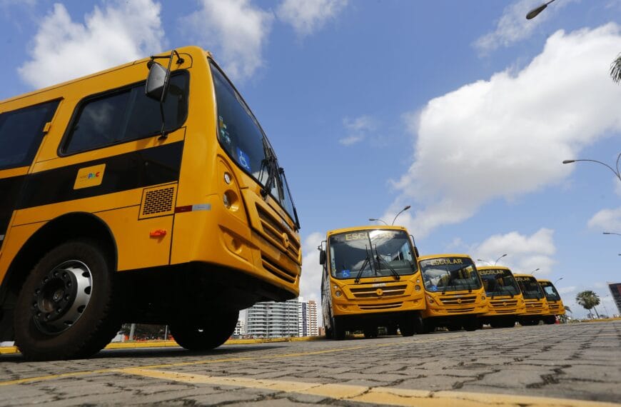Ceará recebe 113 novos ônibus escolares do Programa Caminho da Escola