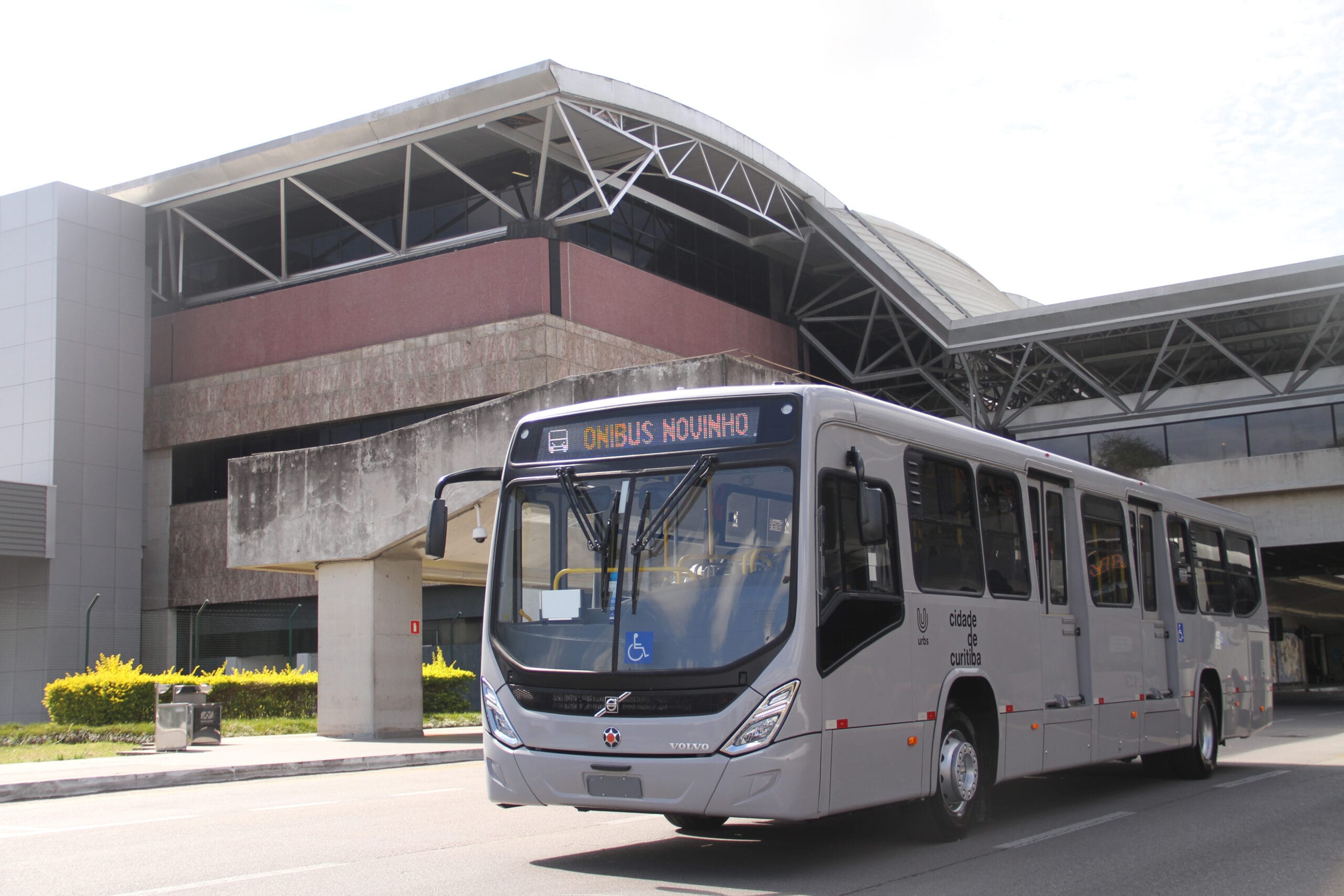 Curitiba recebe primeiras unidades de novos ônibus Volvo B320R para o sistema Ligeirinho