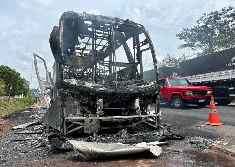 Ônibus da Expresso Guanabara pega fogo próximo a Teresina
