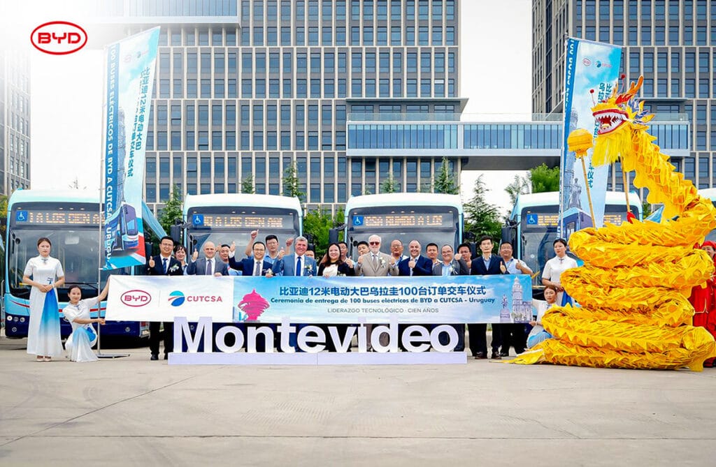 BYD entrega 100 ônibus elétricos para maior empresa do Uruguai 6 onibus byd 2024 uruguai evento BYD
