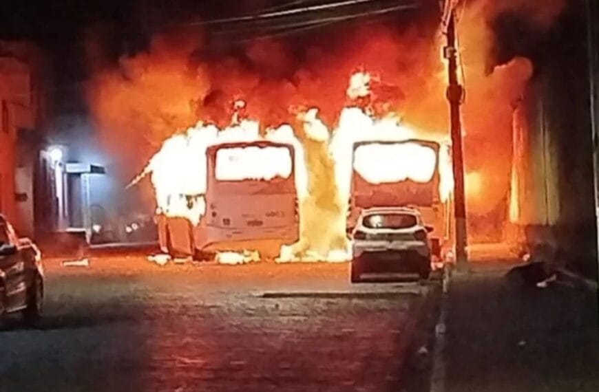 Dois ônibus são incendiados em protesto após morte de motociclista em Natal