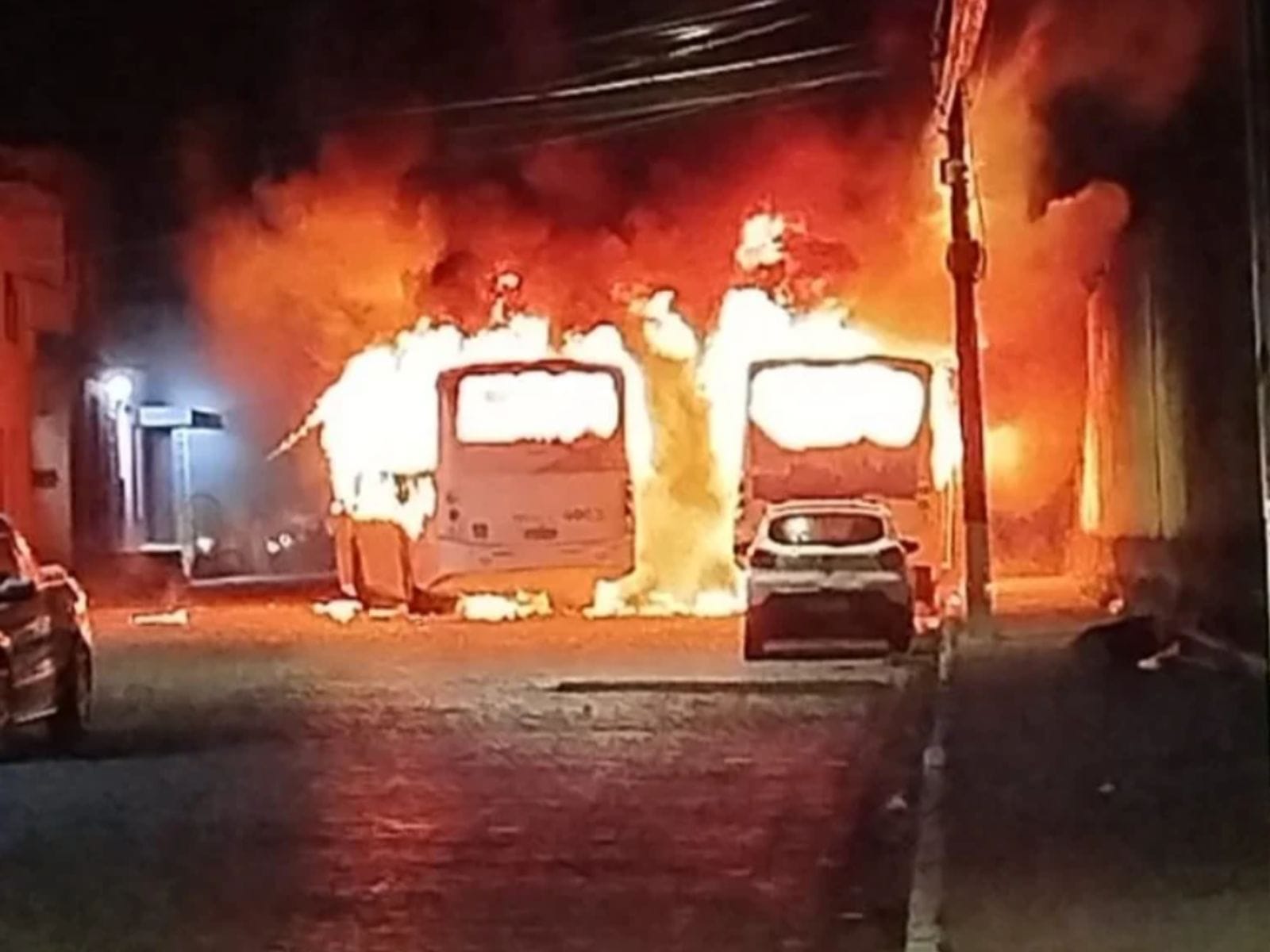 Dois ônibus são incendiados em protesto após morte de motociclista em Natal