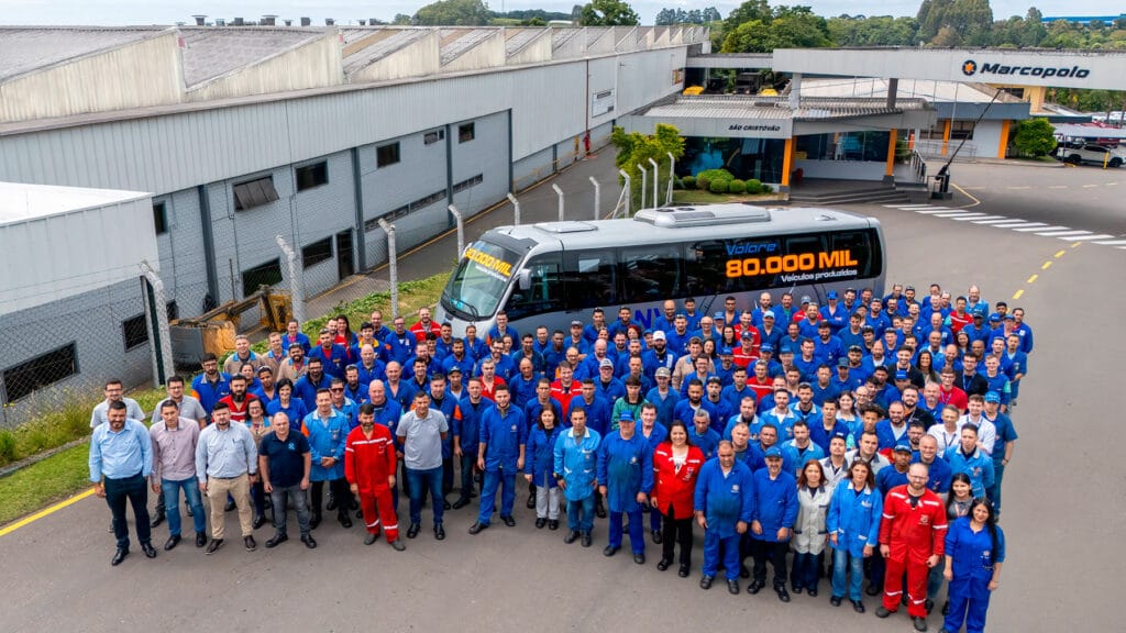Volare celebra produção de 80 mil veículos com entrega de unidade comemorativa para empresa do RS 2 12122024 Volare 80 mil micro onibus 2