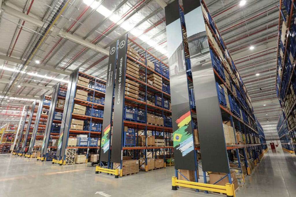 Mercedes-Benz inaugura centro logístico na Argentina enquanto prepara nova fábrica 10 20241204 6d3bfc6e72864eccb4d5deace5654902 capa interior del centro logistico de autopartes y repuestos 4