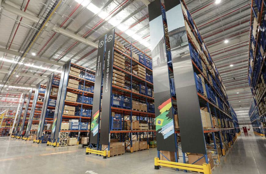 Mercedes-Benz inaugura centro logístico na Argentina enquanto prepara nova fábrica