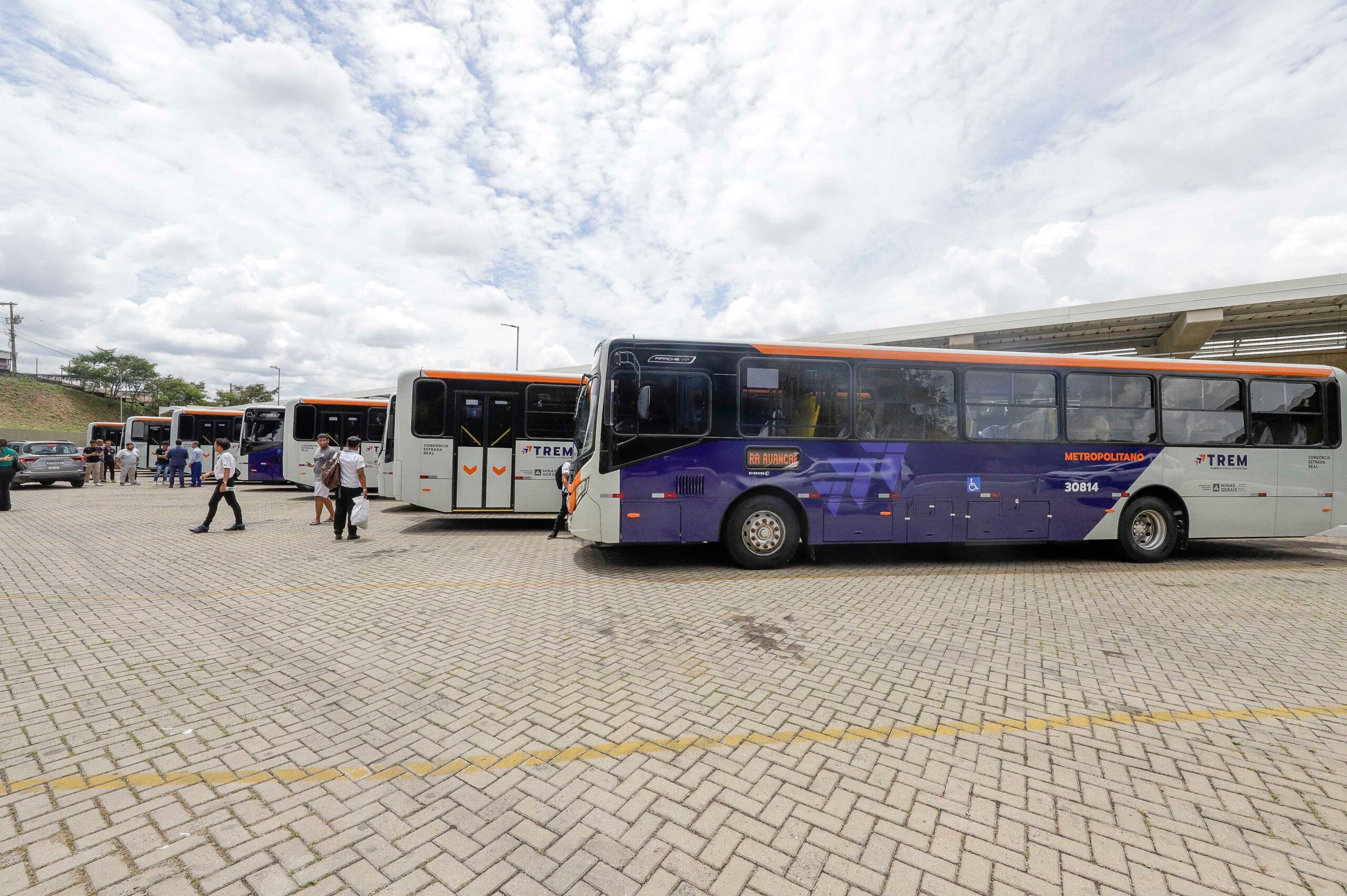 Governo de MG entrega 66 novos ônibus e anuncia renovação da frota metropolitana até 2025