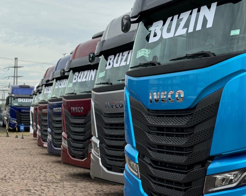 Buzin Transportes amplia frota com 50 caminhões Iveco S-Way 2 Iveco S Way 540 6x4 Buzin Transportes 2