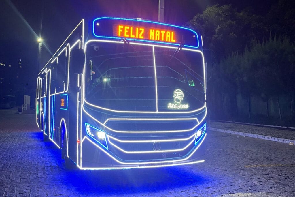 Ônibus Iluminado leva espírito natalino às ruas de Fortaleza 5 Sindionibus realiza mais uma edicao do tradicional Onibus Iluminado