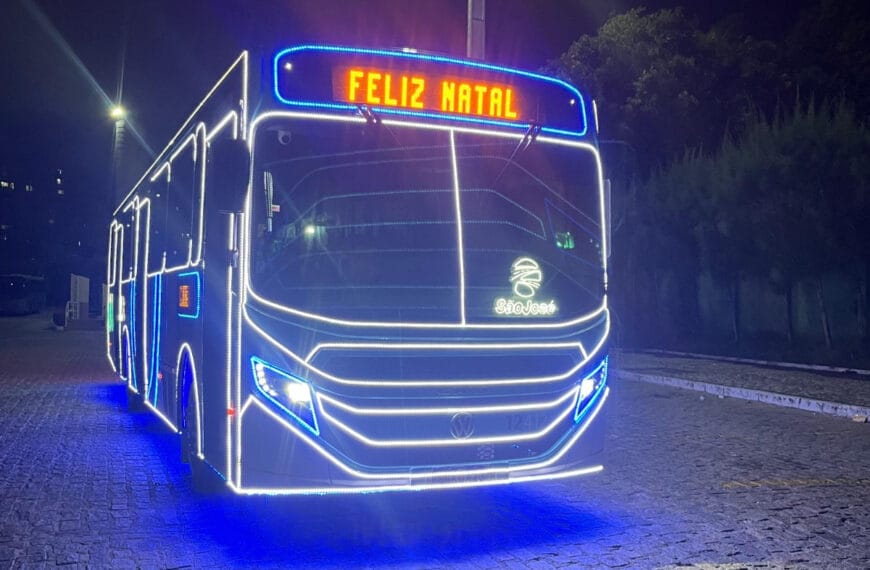 Ônibus Iluminado leva espírito natalino às ruas de Fortaleza