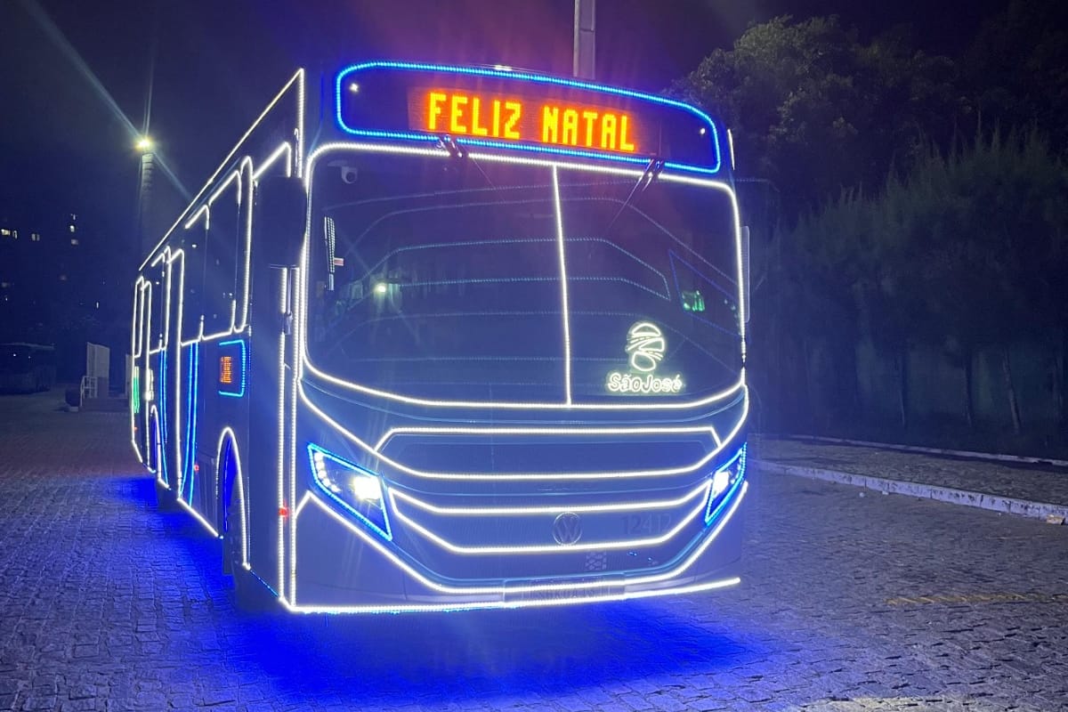 Ônibus Iluminado leva espírito natalino às ruas de Fortaleza