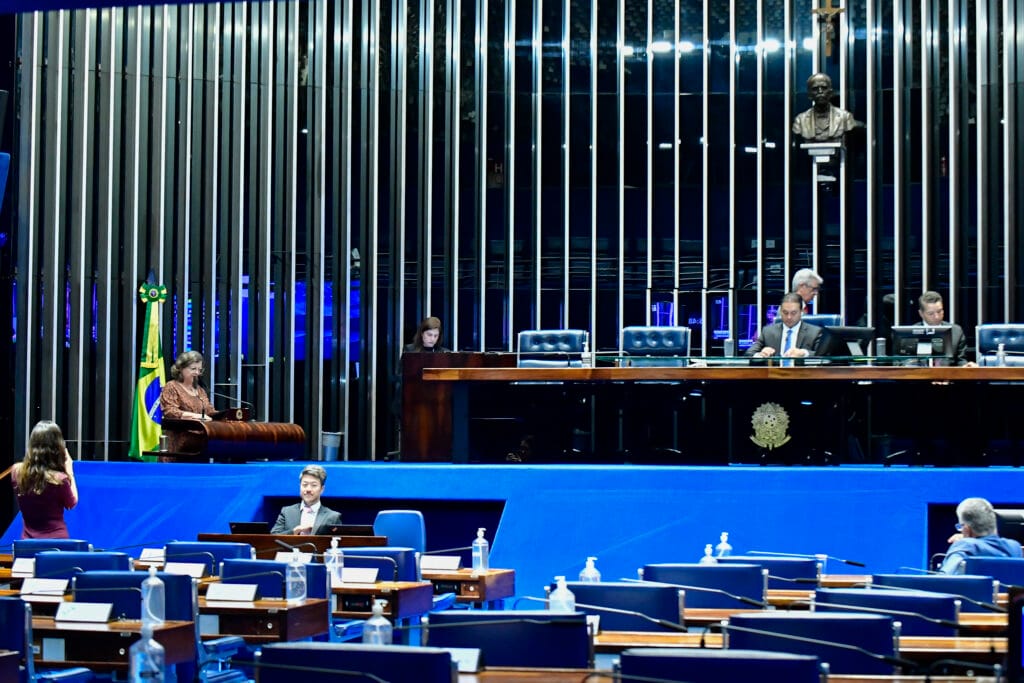 Senado avança em projeto que prevê botão de pânico para motoristas profissionais 9 Novo marco legal para transporte público avança no Senado