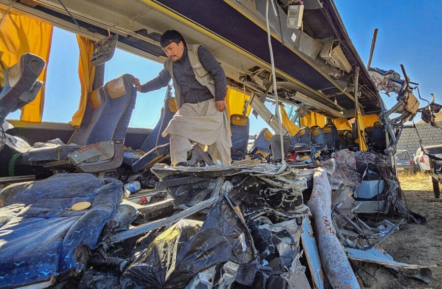 Acidentes de ônibus no Afeganistão deixam 52 mortos e 65 feridos