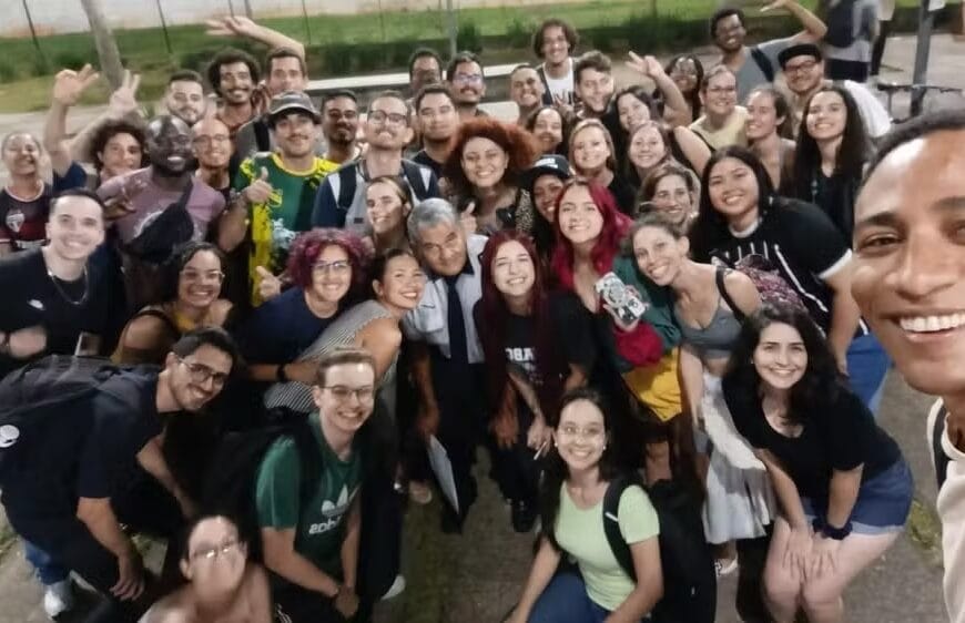 Motorista de ônibus é homenageado por estudantes universitário em último dia de trabalho antes da aposentadoria