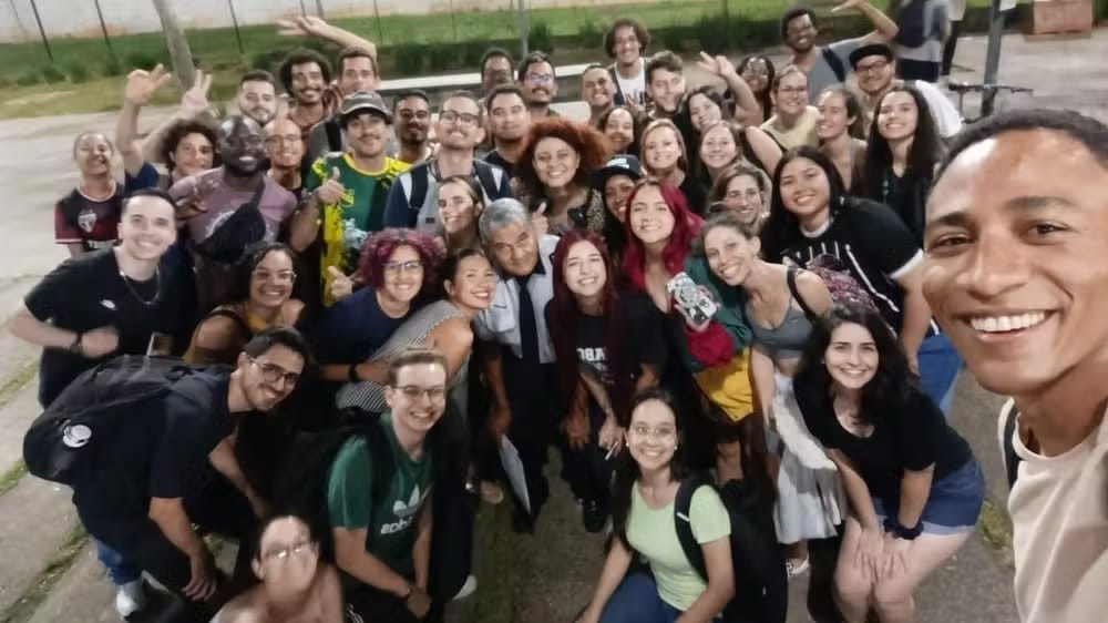 Motorista de ônibus é homenageado por estudantes universitário em último dia de trabalho antes da aposentadoria 2 whatsapp image 2024 12 08 at 18.02.08 1