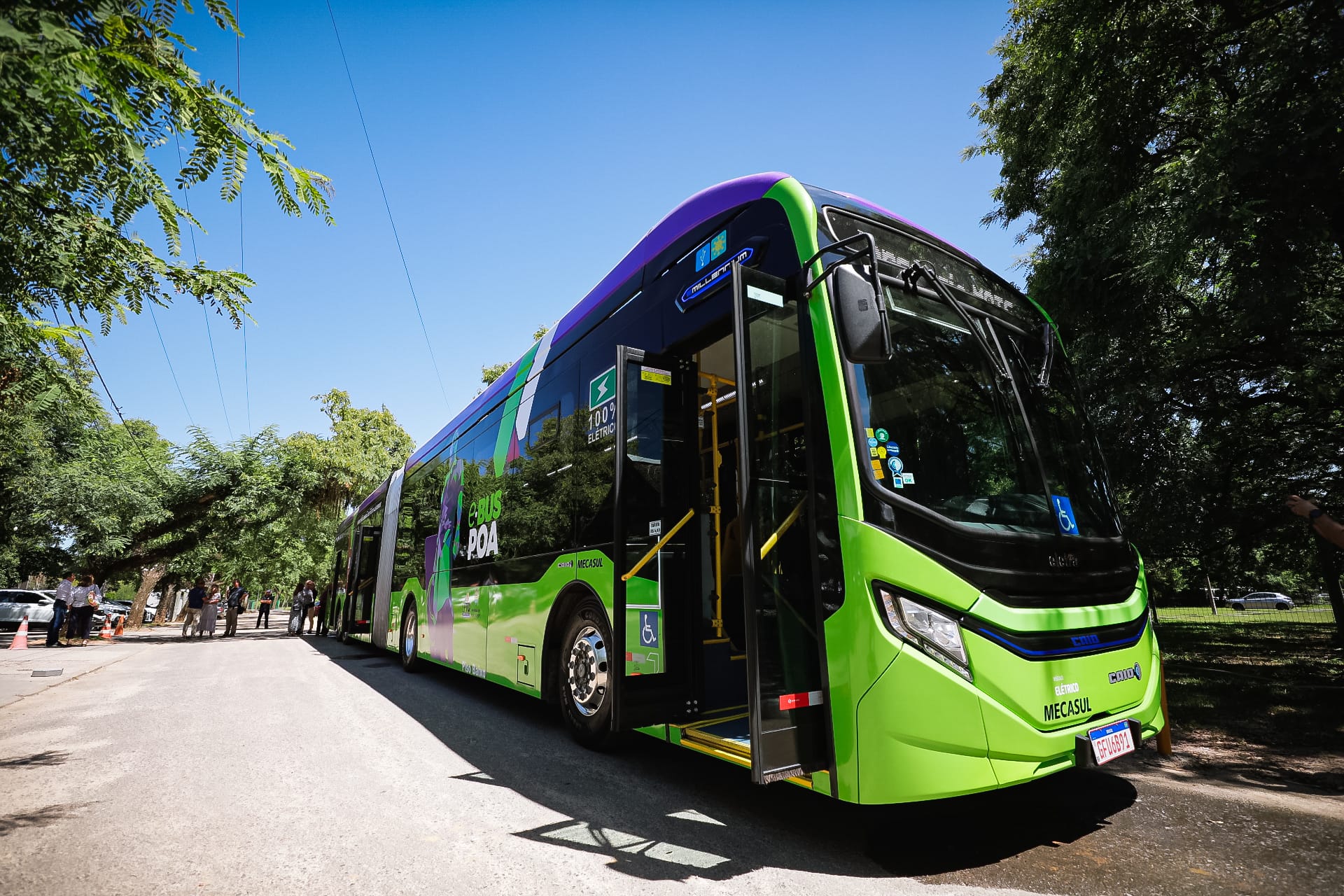 Porto Alegre recebe ônibus elétrico articulado para testes