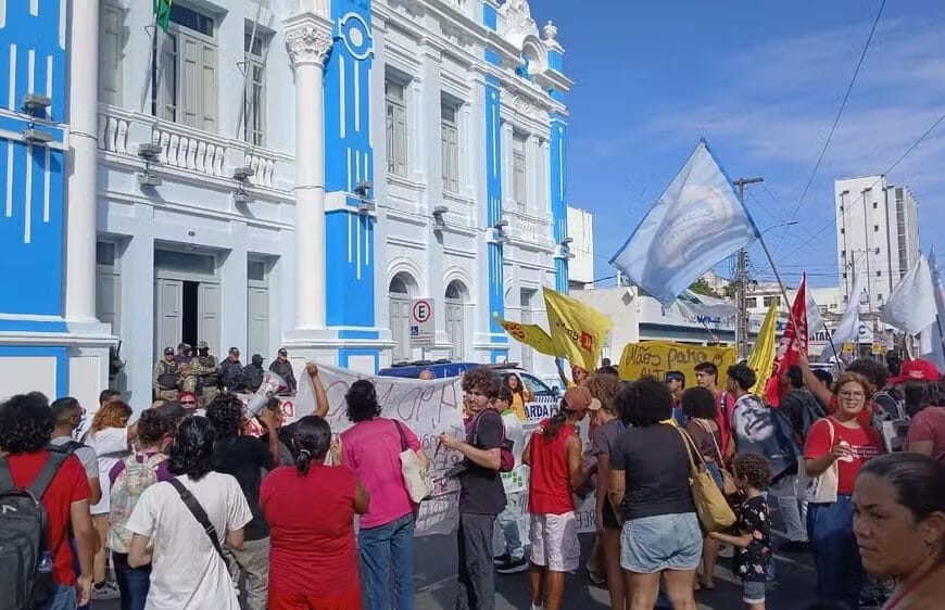 Estudantes realizam protesto contra aumento da tarifa de ônibus em Natal