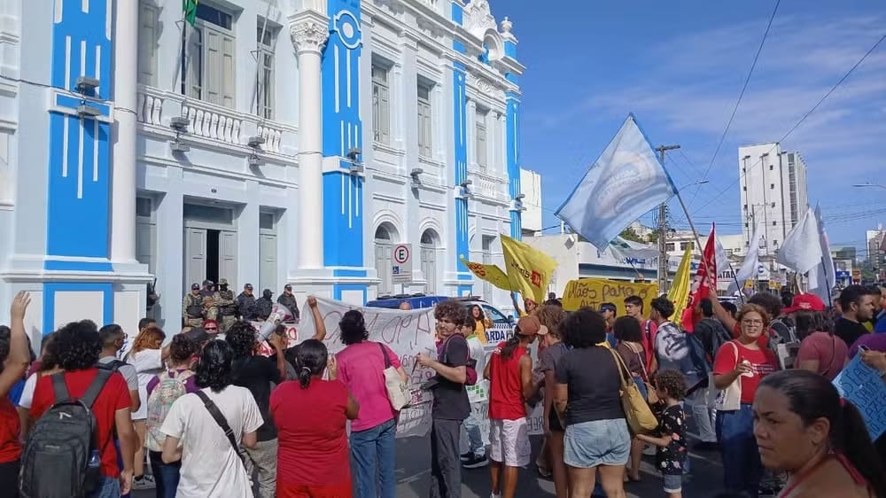 Estudantes realizam protesto contra aumento da tarifa de ônibus em Natal 5 Estudantes realizam protesto contra aumento da tarifa de ônibus em Natal
