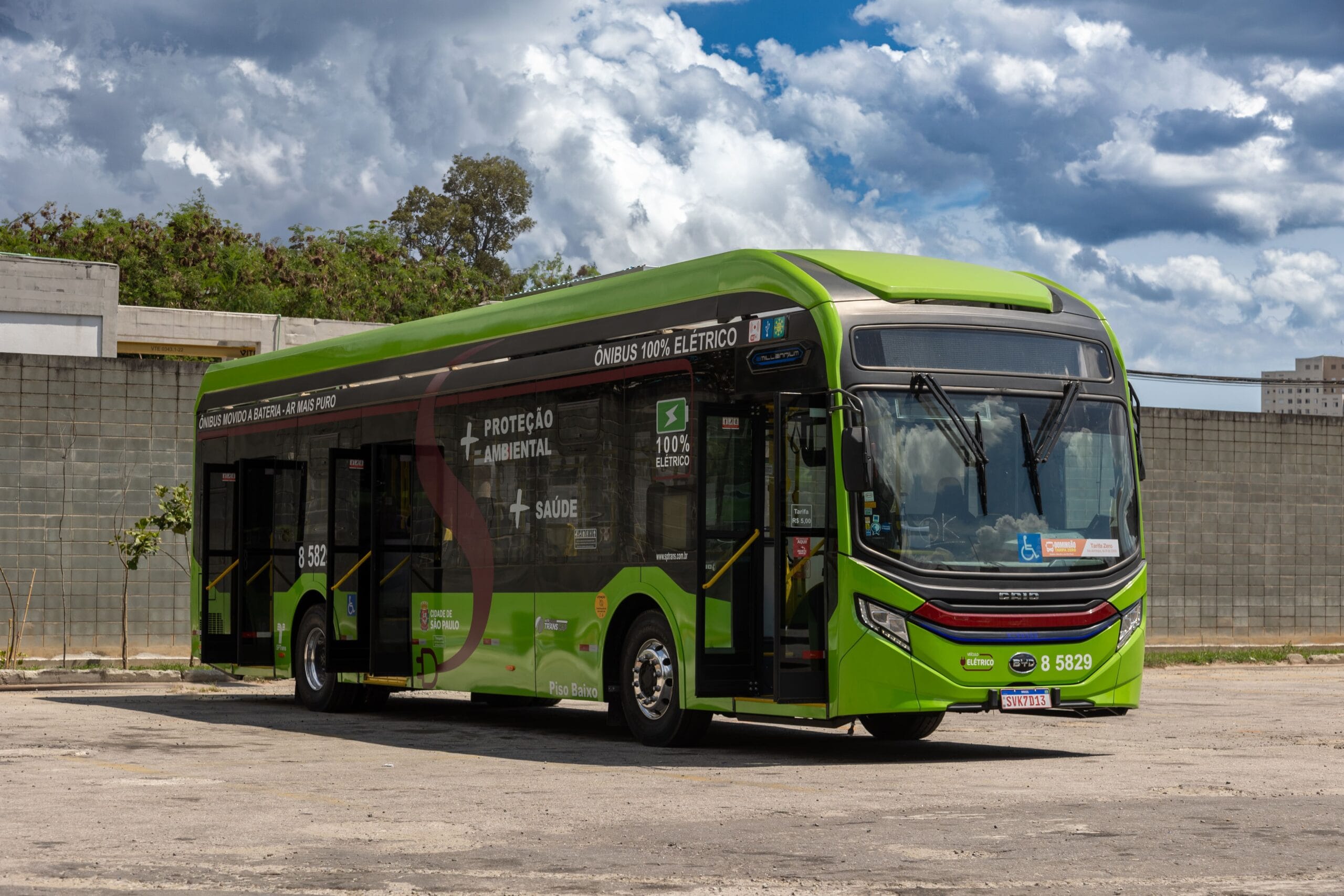 Brasil registra alta de 141% nas vendas de ônibus elétricos no primeiro semestre de 2025