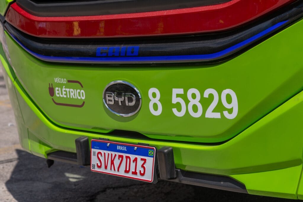 BYD lança plataforma de alta tensão para ônibus elétricos e apresenta o novo C11 8 RDUR4247