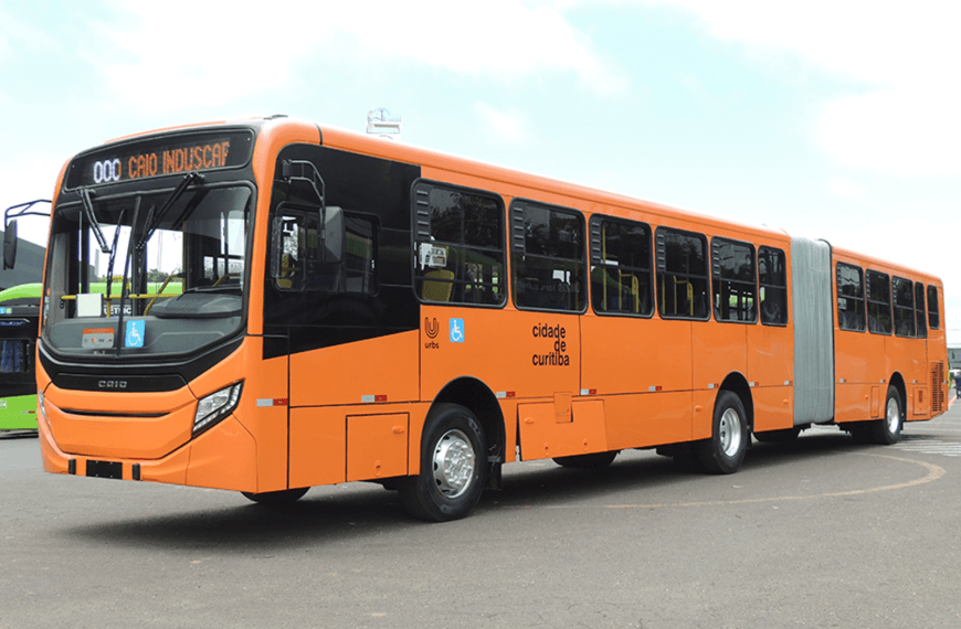 Mercedes-Benz triplica vendas de ônibus em Curitiba e lidera mercado no primeiro semestre de 2025
