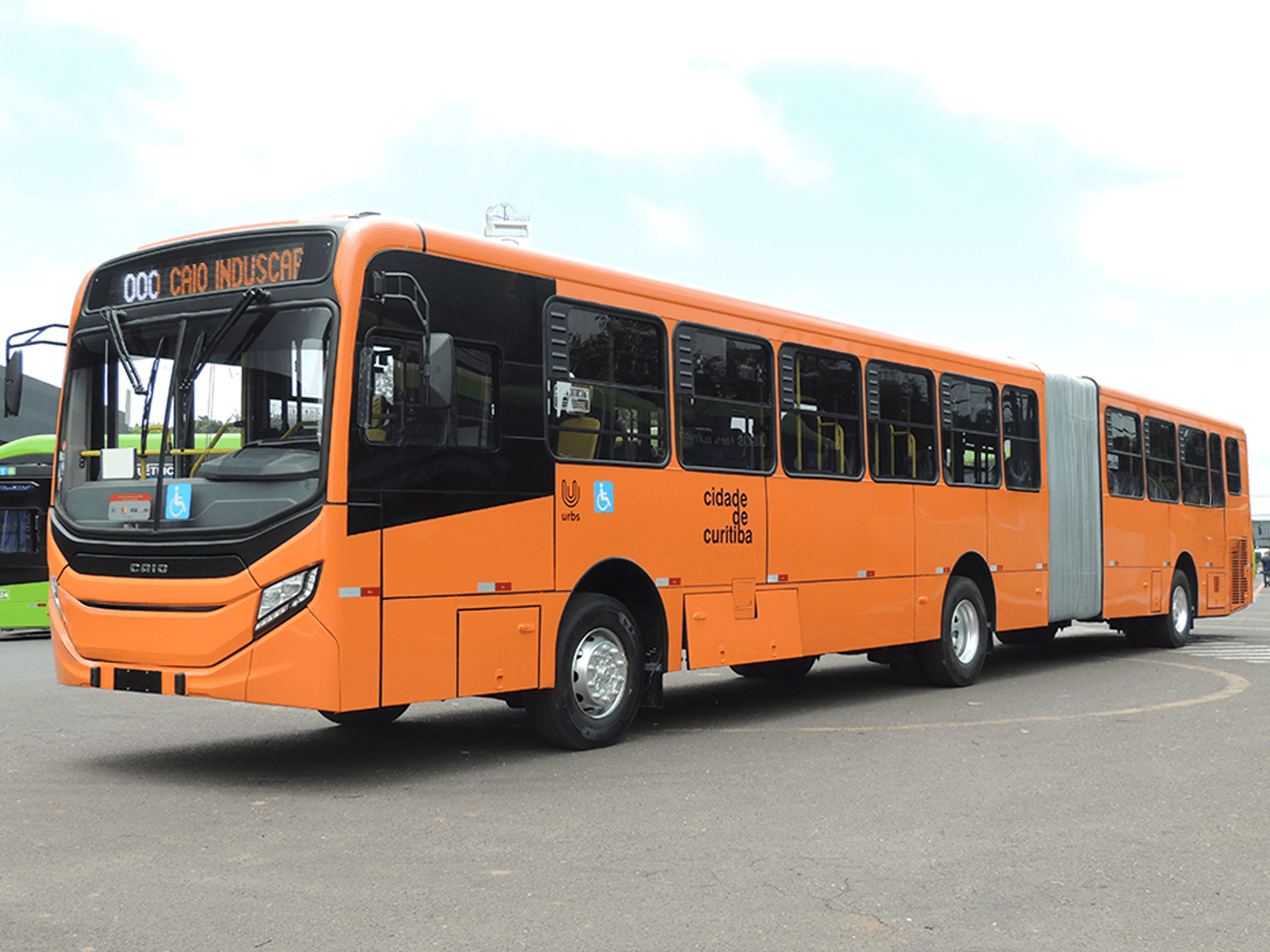 Mercedes-Benz triplica vendas de ônibus em Curitiba e lidera mercado no primeiro semestre de 2025