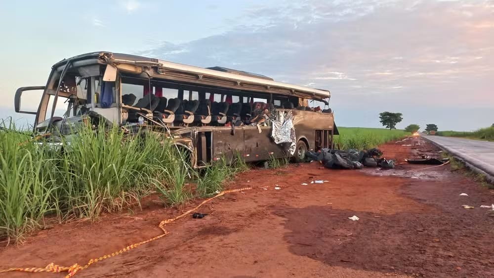 Ônibus com universitários colide com caminhão em São Paulo e deixa 12 mortos